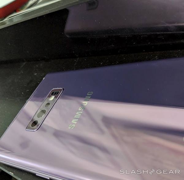 Galaxy S10 Plus lộ ảnh thực tế với 3 camera mặt sau ảnh 3