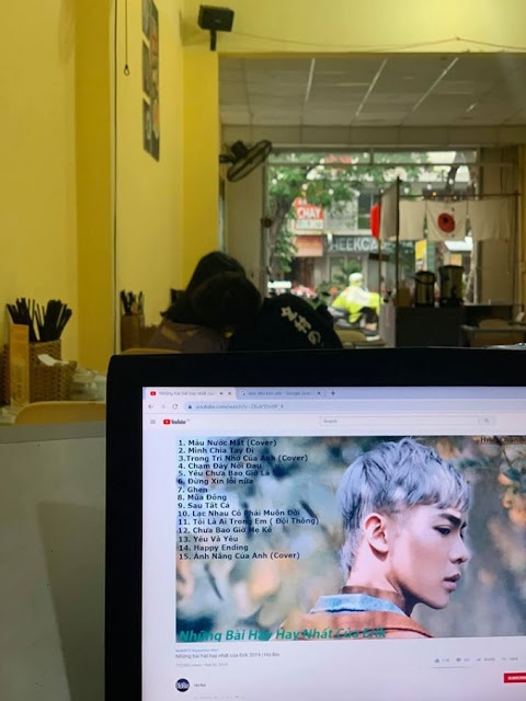 Bị nhắc nhở vì vô tư “yêu nhau” trong quán nước, cặp đôi vẫn thản nhiên thách thức chủ quán