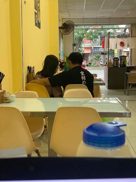 Bị nhắc nhở vì vô tư “yêu nhau” trong quán nước, cặp đôi vẫn thản nhiên thách thức chủ quán