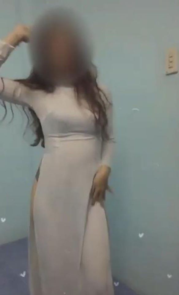 CLIP: Nóng mắt nhìn nữ sinh mặc áo dài không mặc quần, uốn éo nhảy twerking cực kỳ phản cảm CLIP: Nóng mắt nhìn nữ sinh mặc áo dài không mặc quần, uốn éo nhảy twerking cực kỳ phản cảm